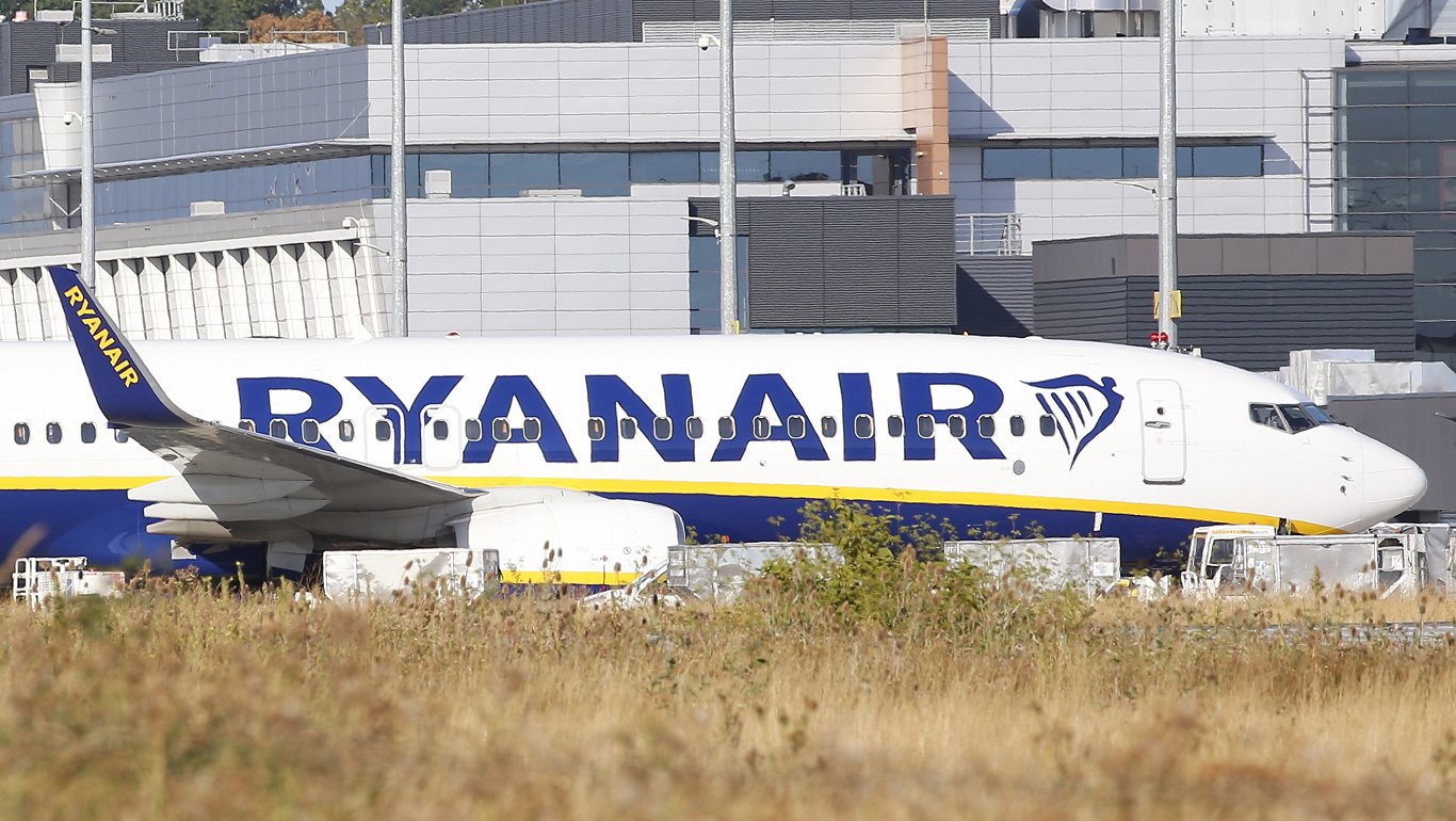  Ryanair  ;     