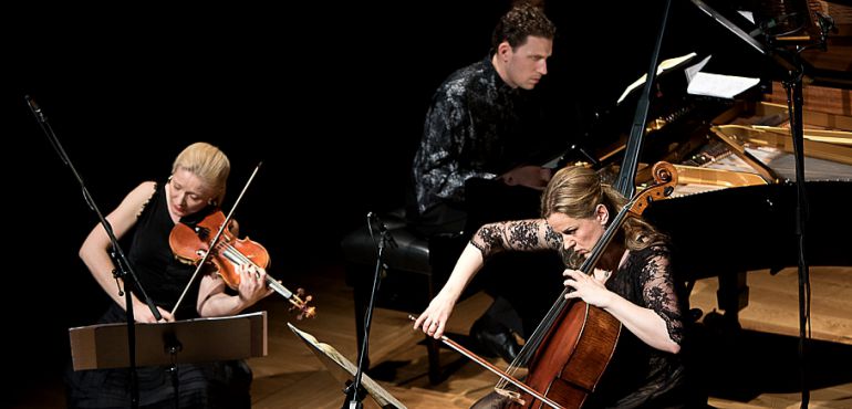 Trio Palladio mūziķi Eva Bindere, Kristīne Blaumane un Reinis Zariņš ansambļa nosaukumā godina renes...