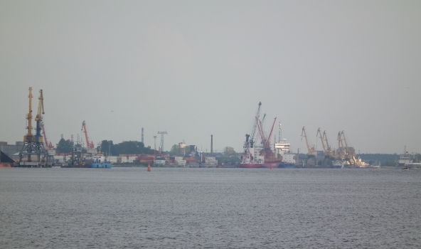 Из-за санкций уже полгода в Рижском заливе стоит судно с минеральными удобрениями