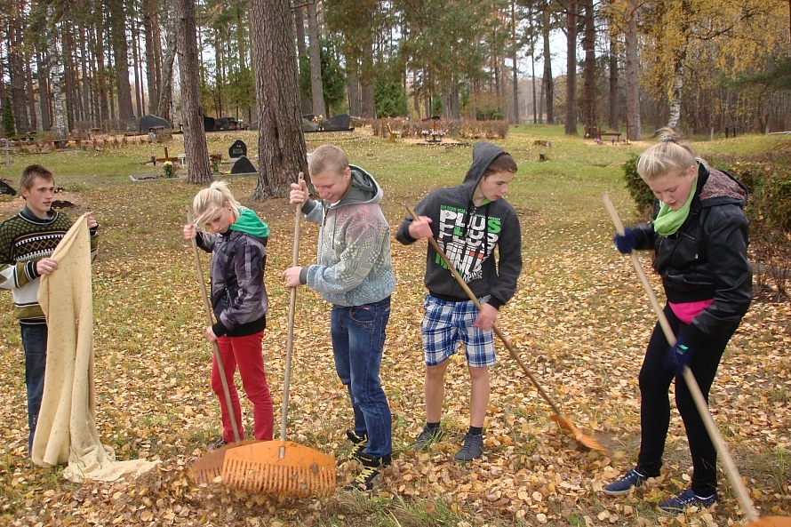 Ученики школы в Лиепне убирают листья.
