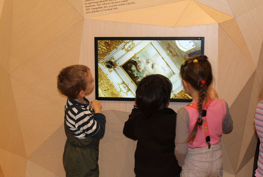 Дети в Музее природы. Иллюстративное фото