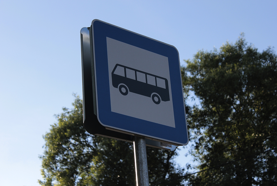 Autobusa pieturas zīme.
