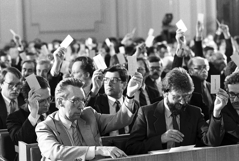 4 мая 1990 года. Депутаты Верховного Совета Латвии голосуют за восстановление независимости.