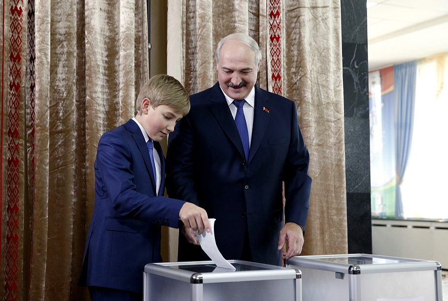 Baltkrievijas diktators Aleksandrs Lukašenko ar savu dēlu Nikolaju, 2015. gadā
