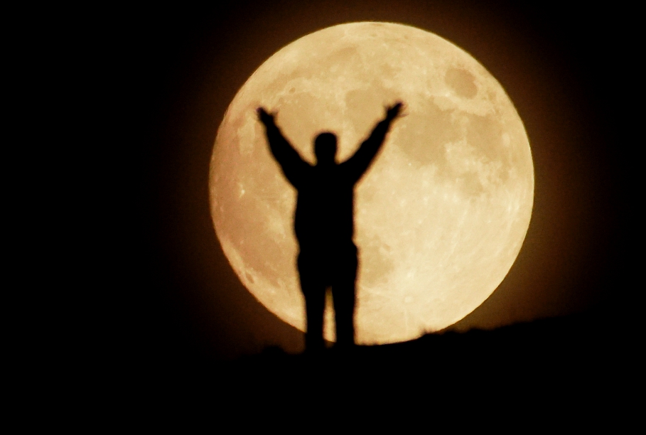 Картинки луны человек. Лунатики в полнолуние. Человек лунатик. Лунатики на Луне. Человек на полумесяце.