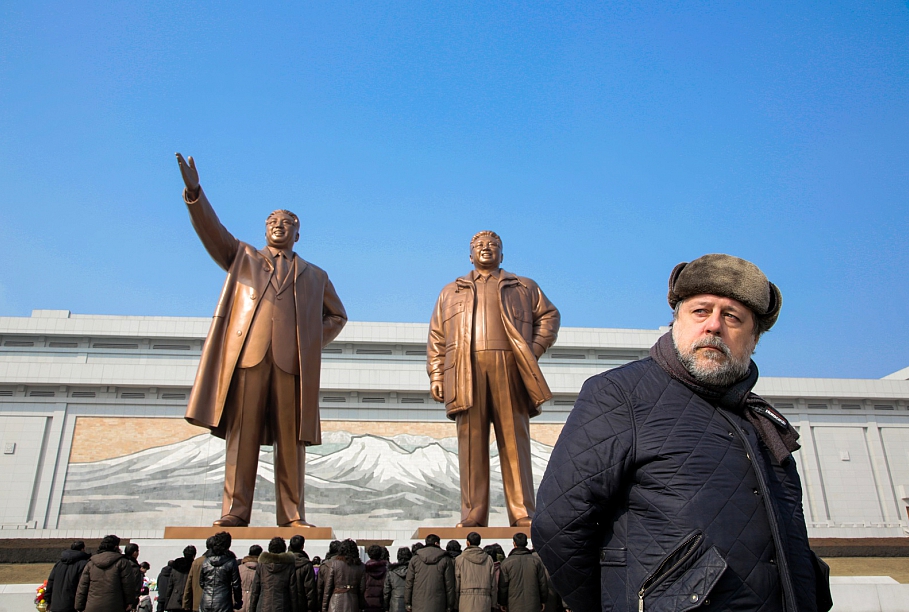 Dokumentālo filmu režisors Vitālijs Manskis filmēšanas laikā Ziemeļkorejā