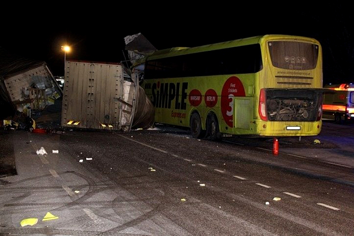 Driver dies, 13 injured in Estonia bus crash / Article