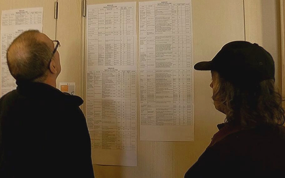 Люди изучают список вакансий. Иллюстративное фото