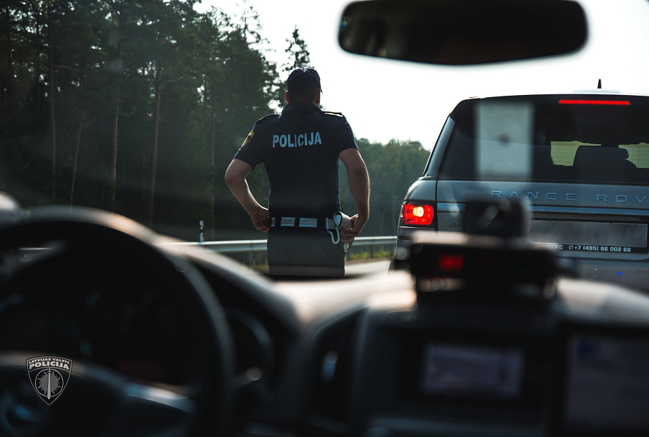 Ceļu policists netrafarētā automašīnā aptur ceļu satiksmes dalībnieku. Attēls ilustratīvs.