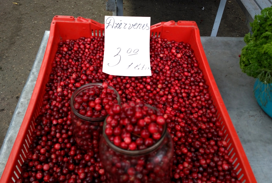 Клюква стоит 250 рублей. Клюква на рынке. Брусника на рынке. Клюква на рынке в Москве. Красные ягоды на рынке.