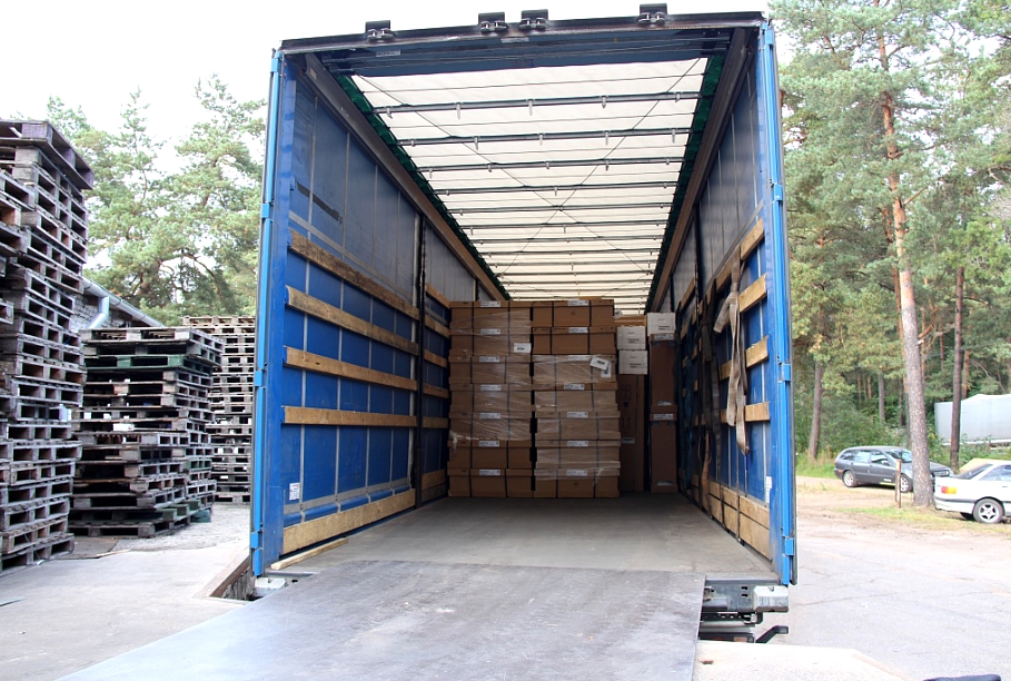 Kontrabandas cigarešu krava smagās automašīnas kravas nodalījumā