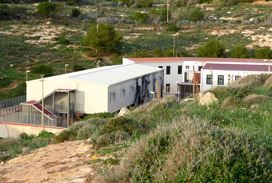Izmitināšanas centrs Lampedūzā. Attēls ilustratīvs