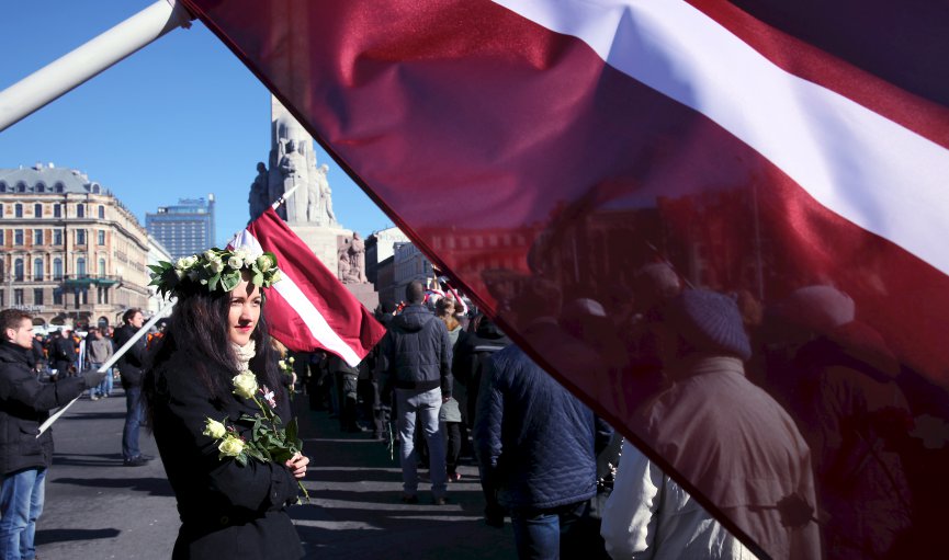 Почти половина латышей считает, что 16 марта следует отмечать официально