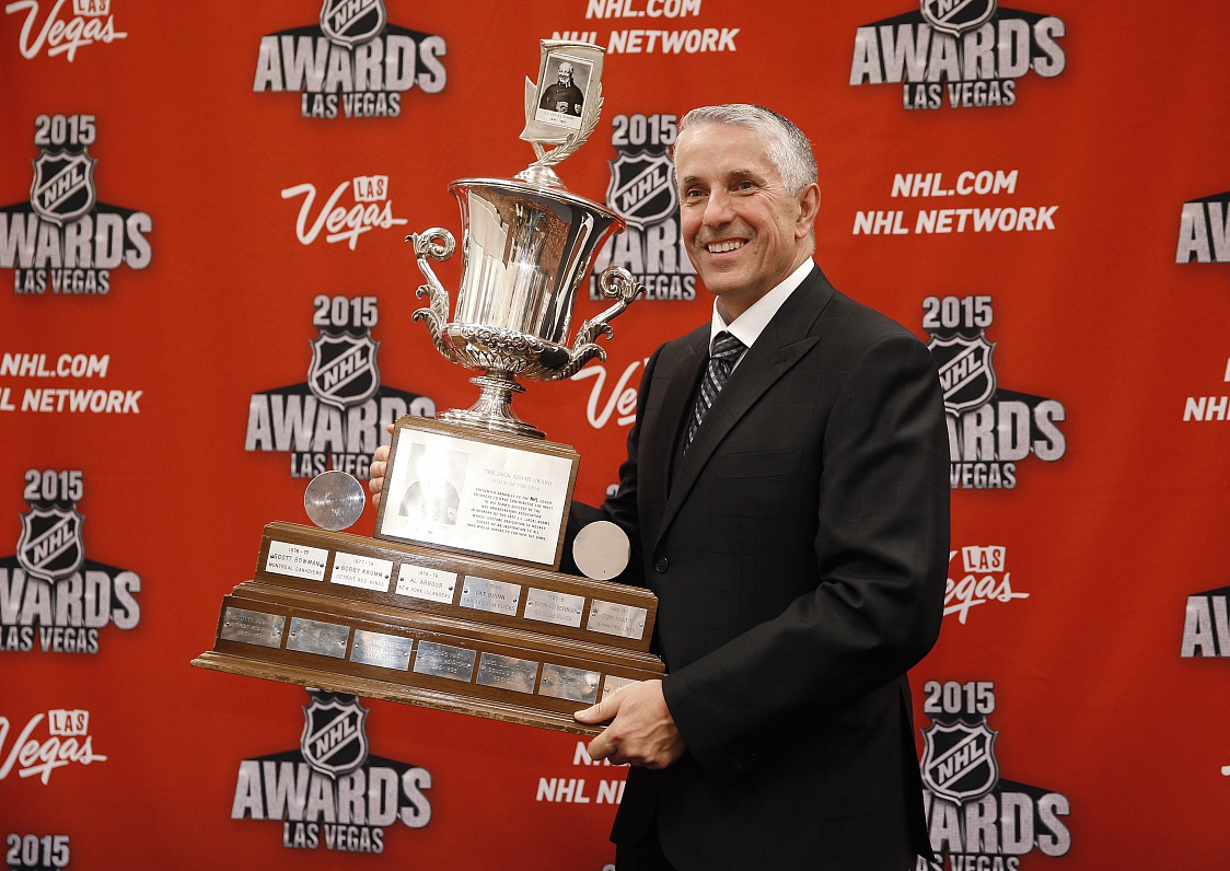 Bobs Hārtlijs 2015.gadā saņem NHL sezonas labākā trenera balvu
