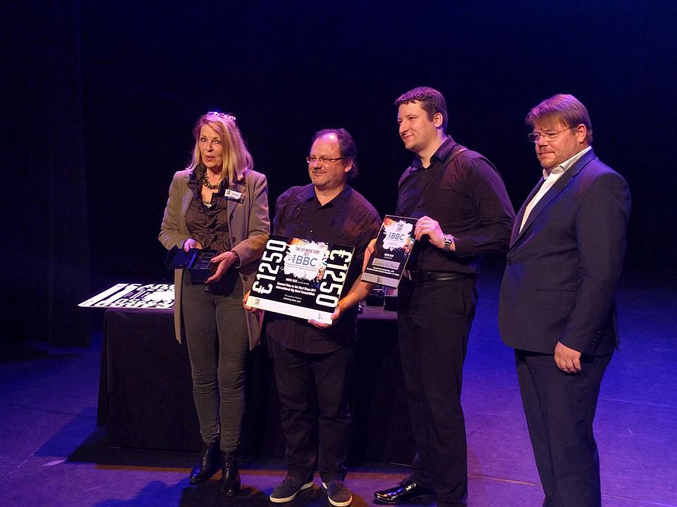 Raitis Ašmanis saņem balvu konkursā Nīderlandē