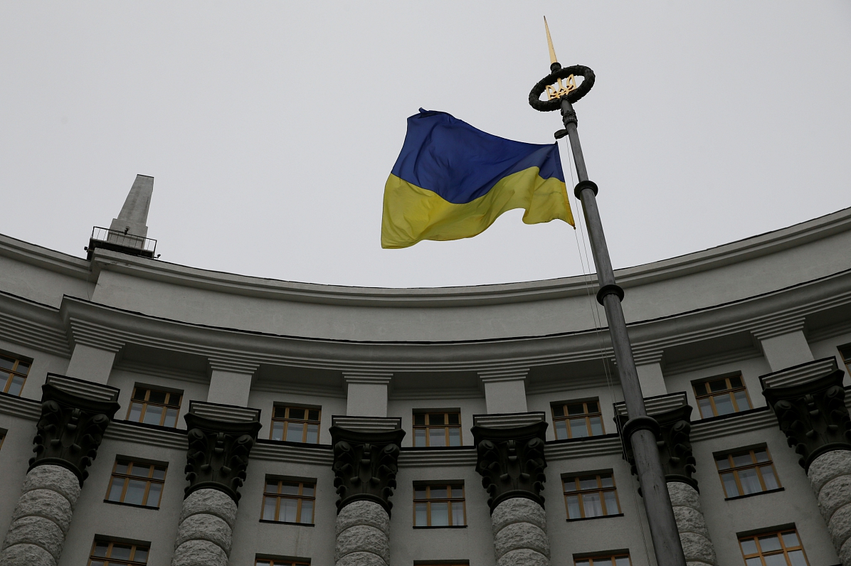 Ukrainas karogs pie valdības ēkas Kijevā