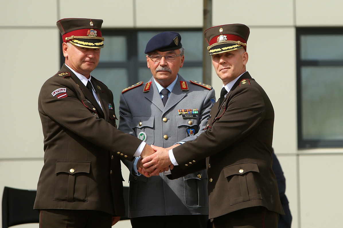 No kreisās - pulkvedis Ēriks Naglis, komandieris Manfreds Hofmans, pulkvedis Jānis Gailis
