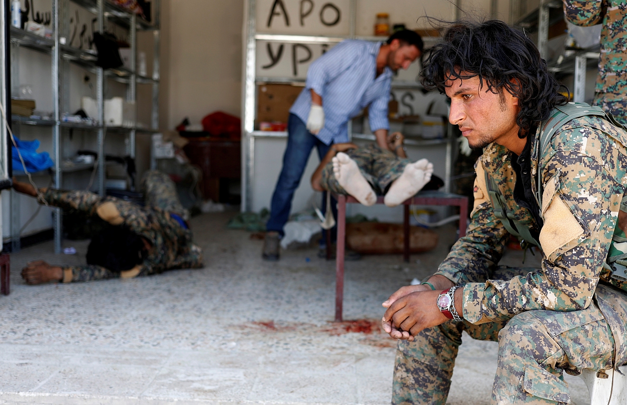Sīrijas Demokrātisko spēku kareivis pēc kaujas pie Rakas