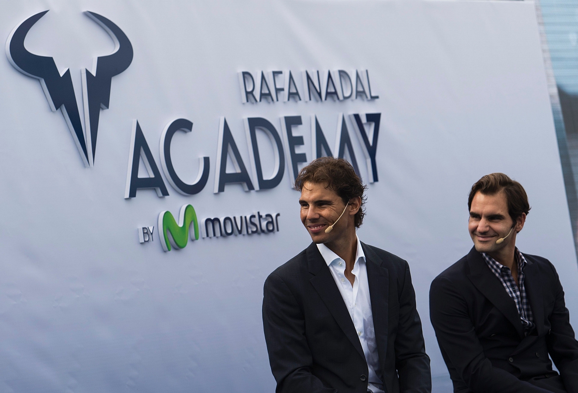 Rafaels Nadals (pa kreisi) un Rodžers Federers tenisa akadēmijas atklāšanā Maljorkā