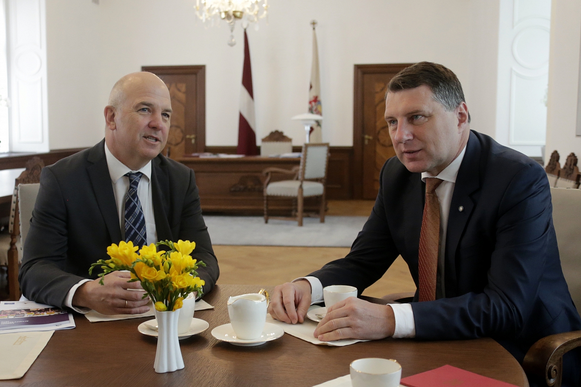 Nils Muiznieks (left) and President Raimonds Vejonis