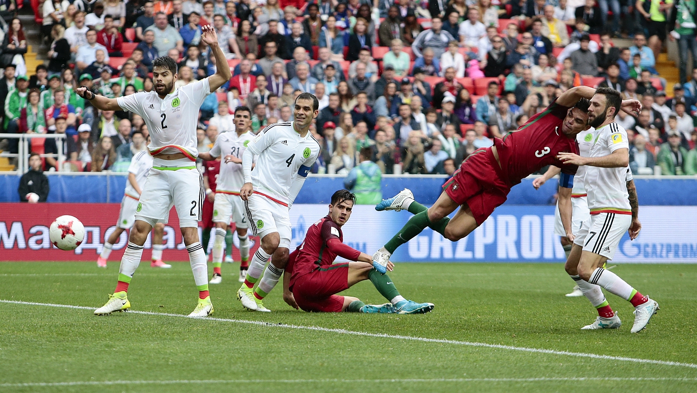 Pepe izlīdzina rezultātu spēlē Portugāle - Meksika