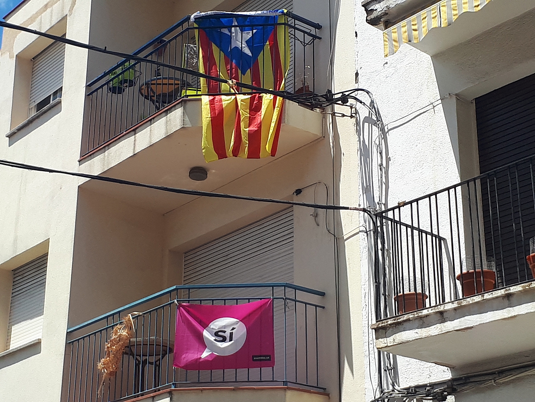 Katalonijas karogs un pamudinājums referendumā teikt jā neatkarībai