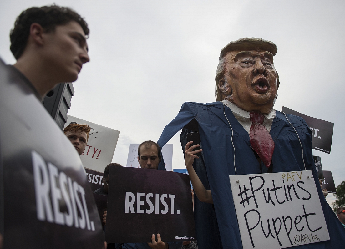 Kāds protestētājs apvaino Trampu par pakļaušanos Putinam