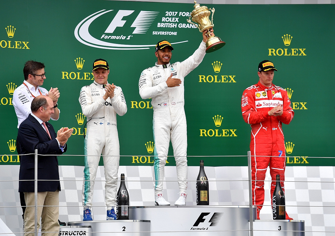 Lūiss Hamiltons triumfē Lielbritānijas 'grand Prix&quot; izcīņā
