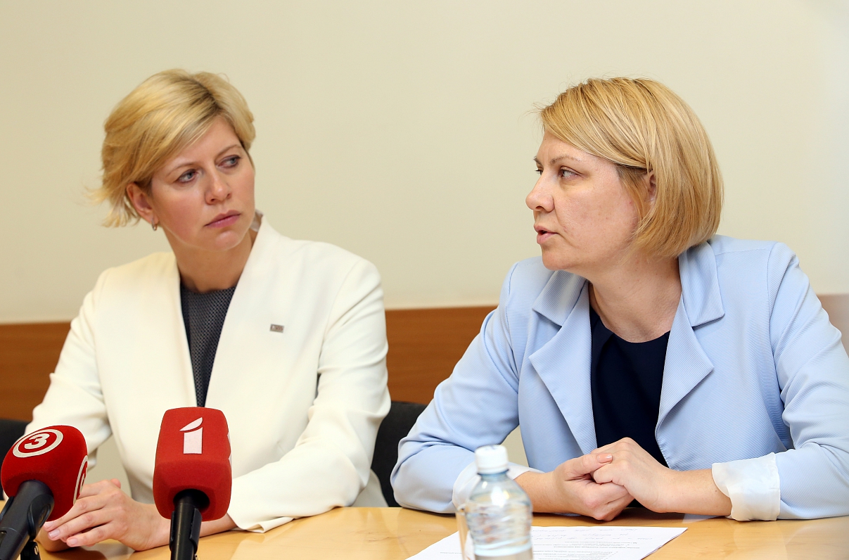 Veselības ministre A. Čakša (no kreisās) un Veselības ministrijas valsts sekretāra vietniece D. Mūrm...