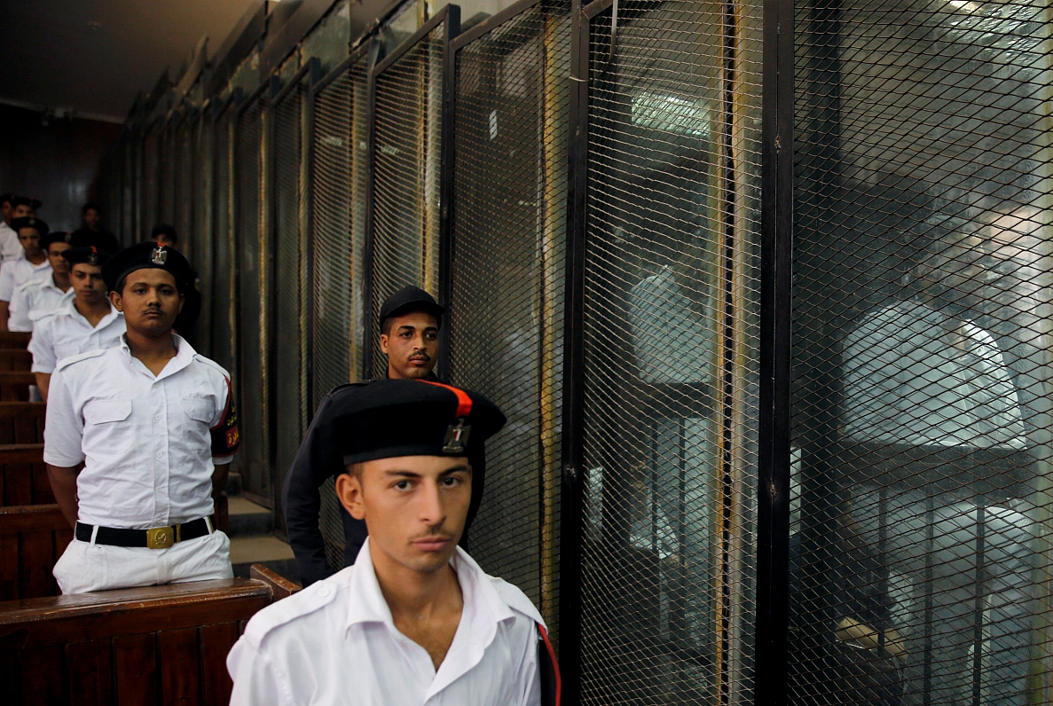 Ēģiptes policisti tiesas laikā uzmanīja apsūdzētos
