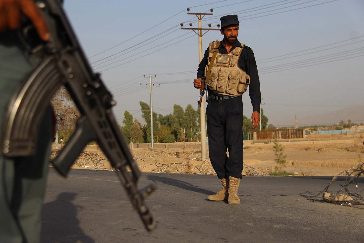 Afganistānas policists uz ceļa reida laikā