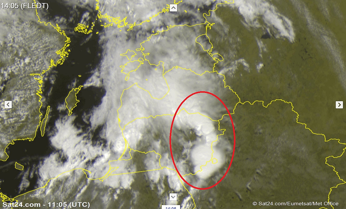 Plkst 14.15 uzņemtajā satelītattēlā redzama negaisu fronte Lietuvas austrumos