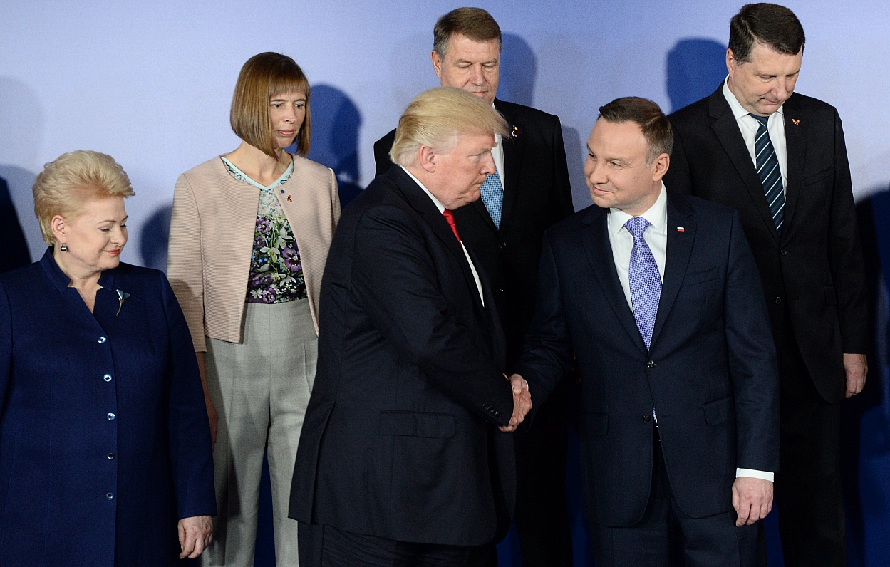 Слева направо: президент Литвы Даля Грибаускайте, президент Эстонии Керсти Кальюлайд, президент США...