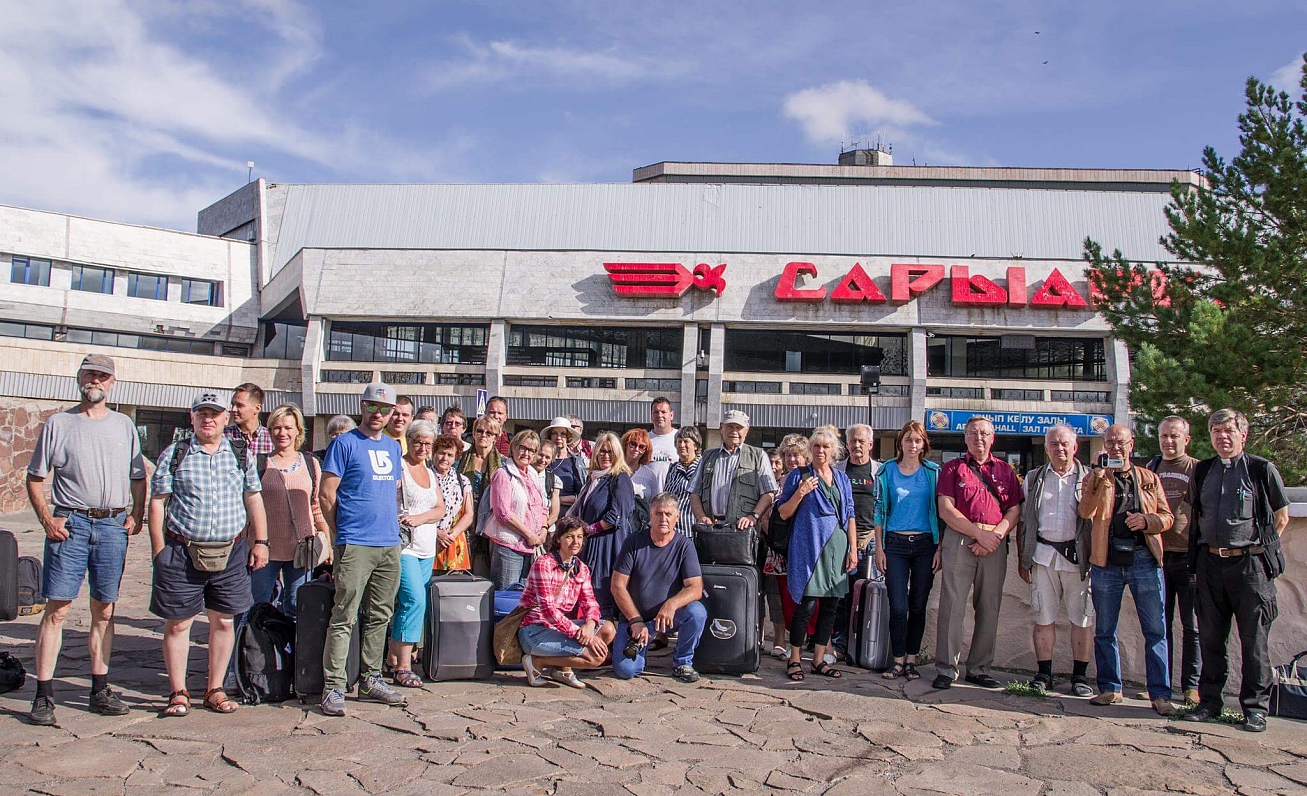 Sibīrijas bērni un ceļabiedri Karagandas lidostā