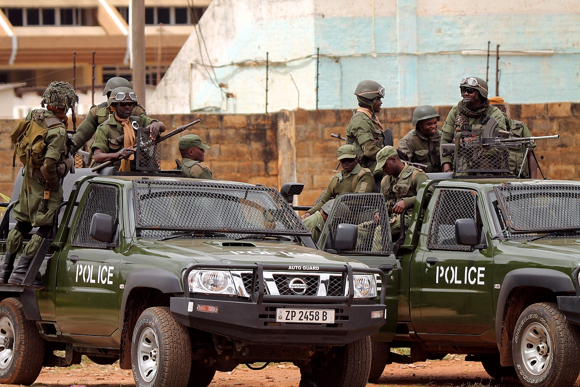 Zambija policijas patruļa pie tiesas ēkas, kur tiesāja Hakaindi Hičilemu