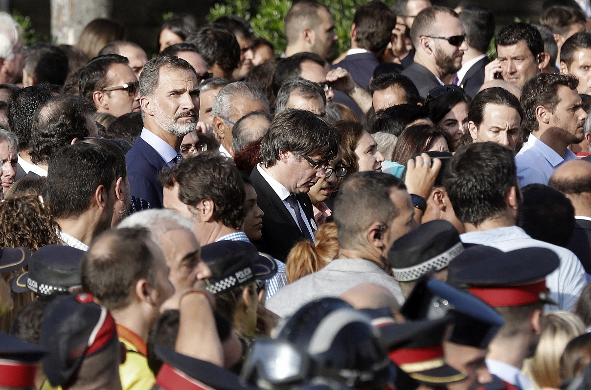 Spānijas karalis Felipe VI piedalās pretterorisma gājienā Barselonā