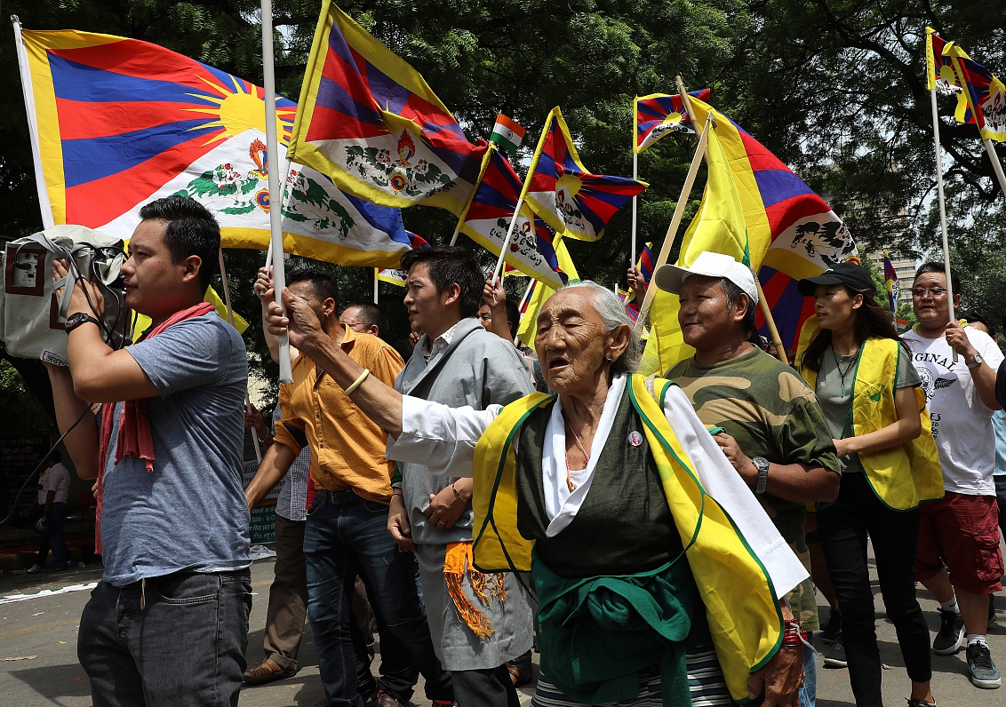 Tibetieši Indijas galvaspilsētā Deli protestē pret Ķīnas politiku Doklamas jautājumā