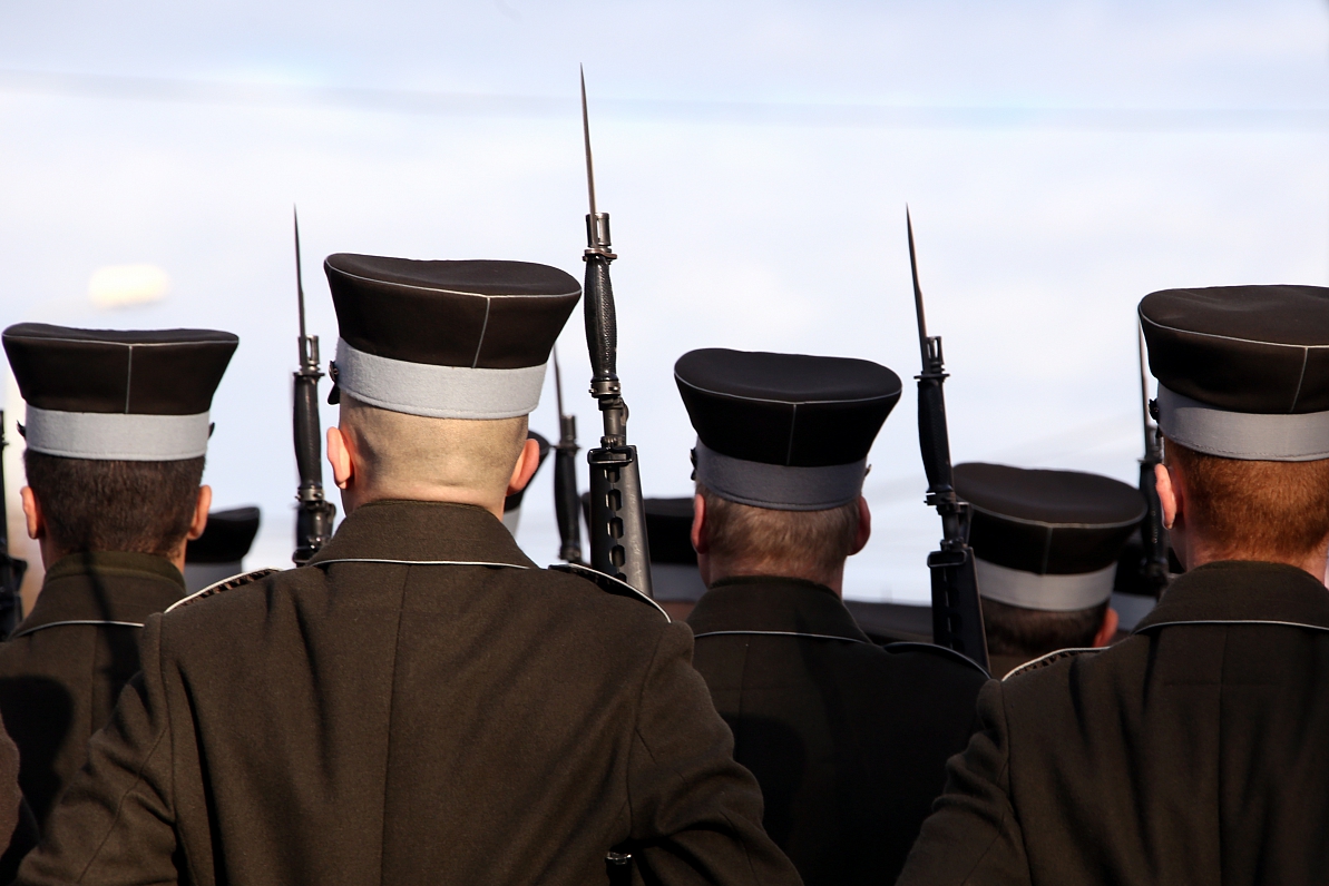 Latvijas armijas karavīri militārajā parādē