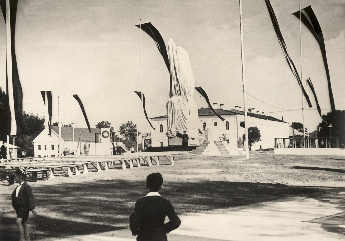 Latgales atbrīvošanas piemineklis pirms svinīgās atklāšanas 1939.g. 8. septembrī.