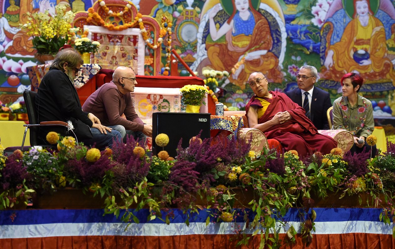 Režisors-dokumentālists Vitālijs Manskis (no kreisās), režisors Alvis Hermanis un Viņa Svētība Dalai...