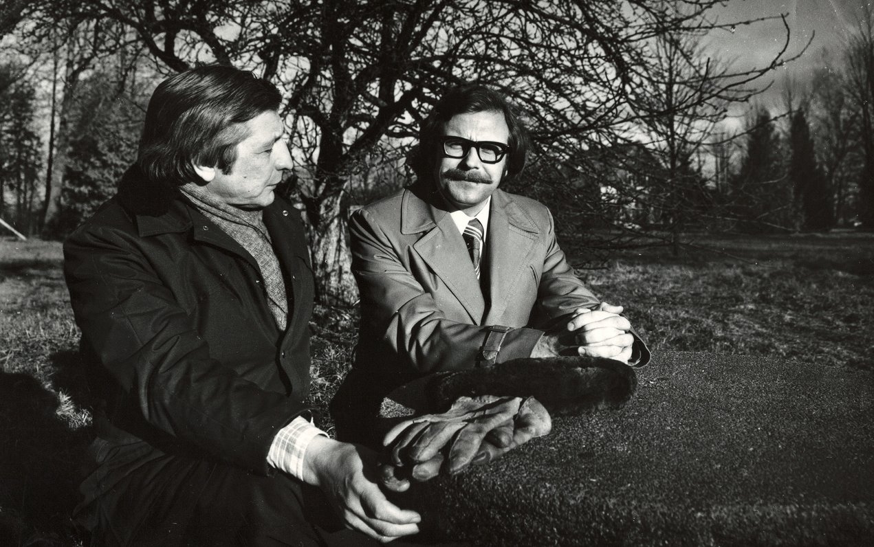 Z. Skujiņš un A. Bels A. Upīša mājas dārzā, 1977. gads