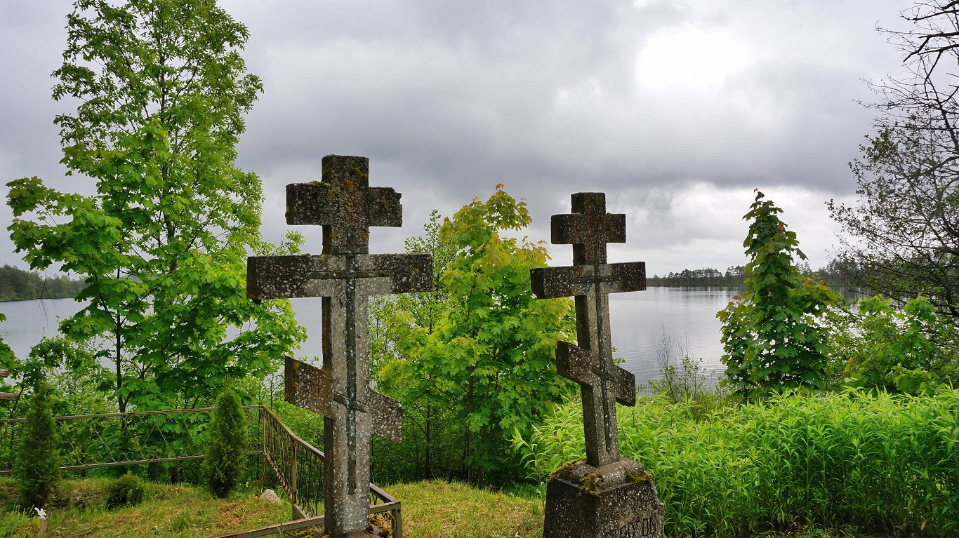Siksalas kapi mazā purva ezeriņa krastā ir gleznainākie, ko nācies redzēt. Šodien te Dieva mierā dus...