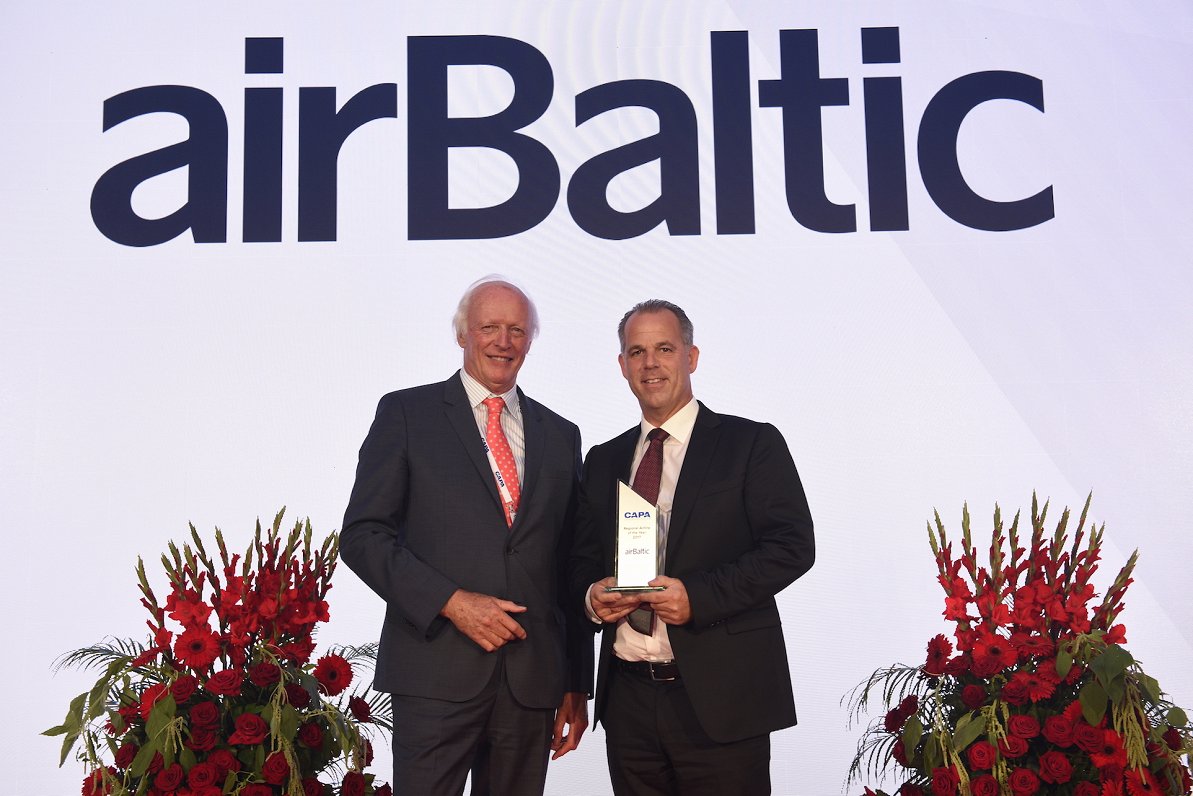 Martin Gauss (right) accepts CAPA regional airline of the year award 2017