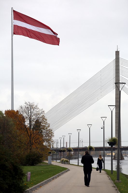 Monumentālais Latvijas karoga 60 metrus augstais masts uz AB dambja.