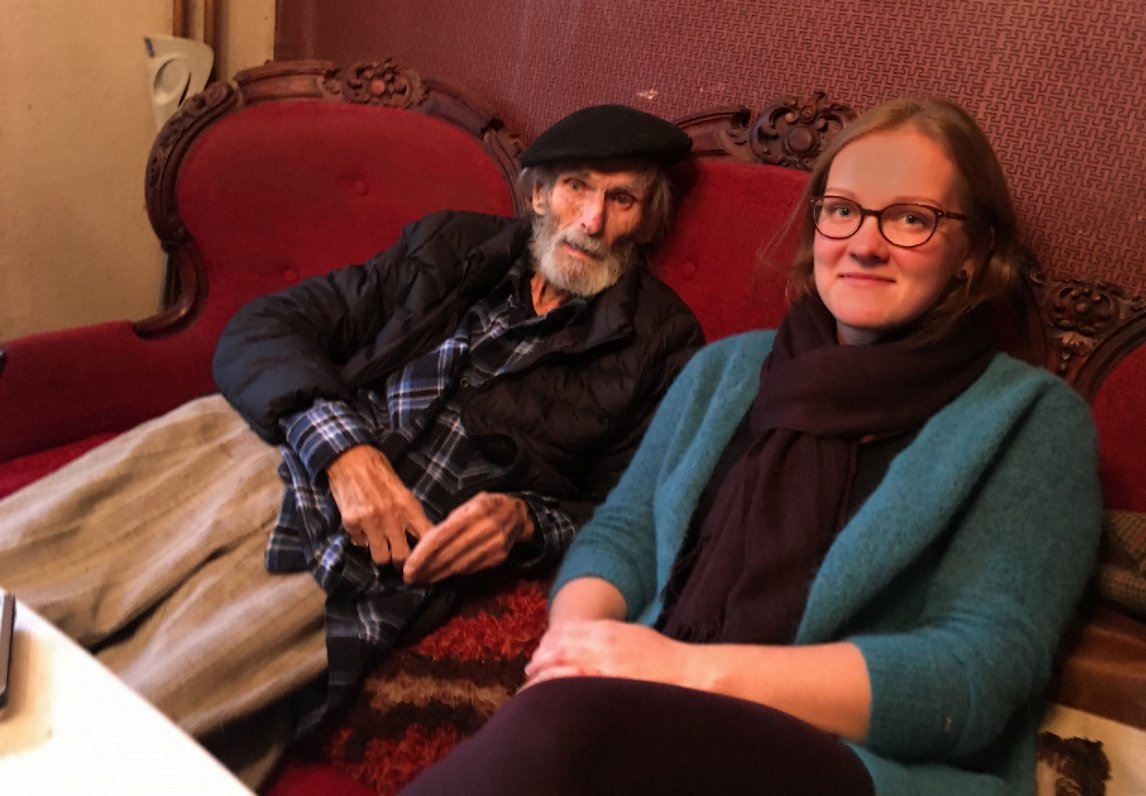 Attēlā tēlnieks Oļegs Skarainis ar raidījuma autori Māru Rozenbergu savās mājās Ragaciemā