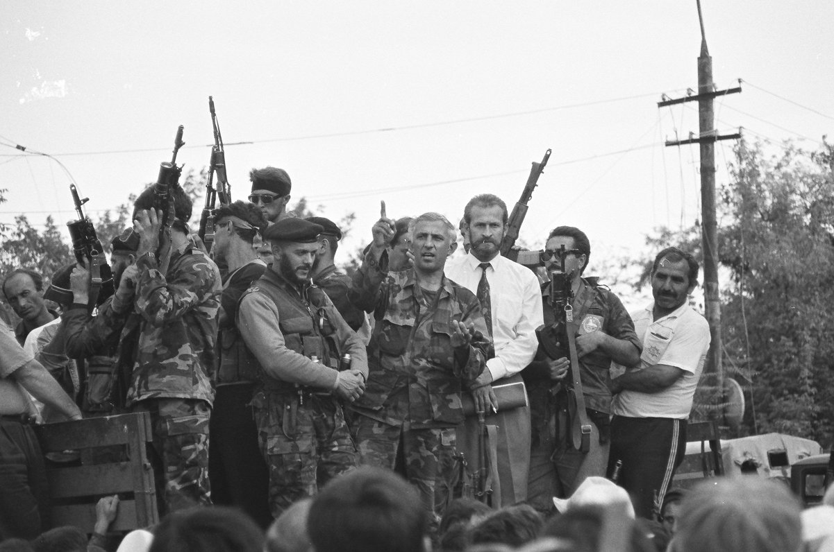 Čečenu kaujineku komandieris, nākamais prezidents Aslans Mahadovs, 1995.gada vasara