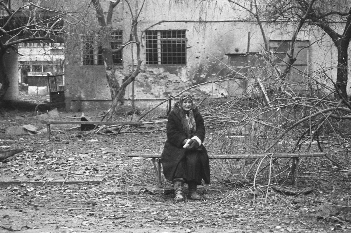 Sieviņa uz soliņa Groznijā
