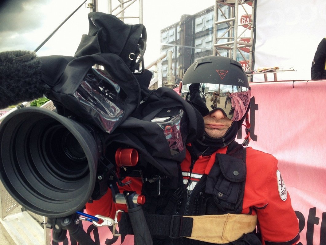 Viens no filmas operatoriem, kuram tika dota iespēja filmēt pašā velosacensību epicentrā, ir Ivars Z...