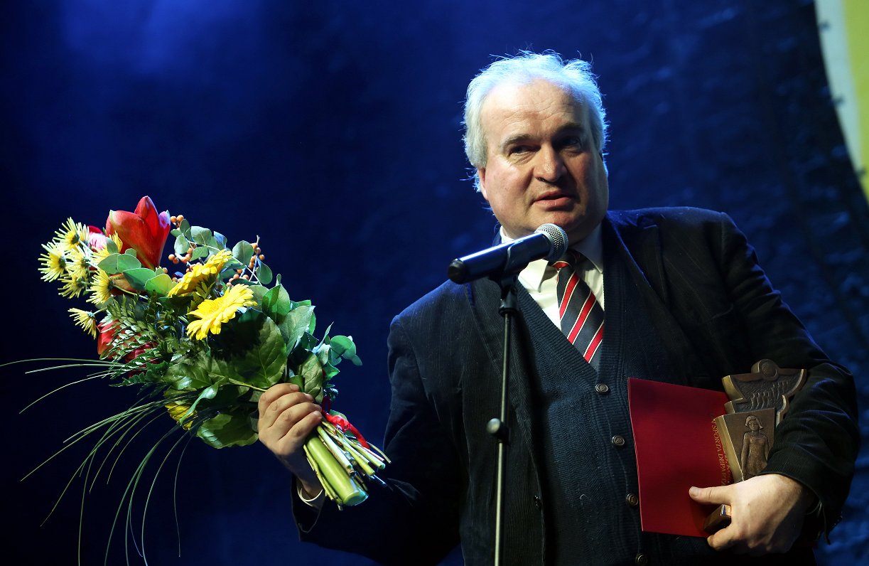 Mākslinieks Māris Subačs saka pateicības vārdus, saņemot Aleksandra Čaka balvu svinīgajā ceremonijā...