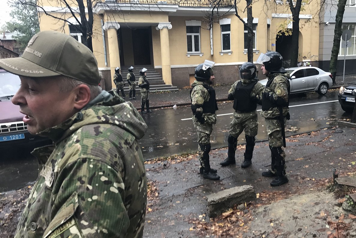 Ukrainas miliči pie nama, kur notikusi kratīšana saistībā ar Ukrainas iekšlietu ministra dēlu